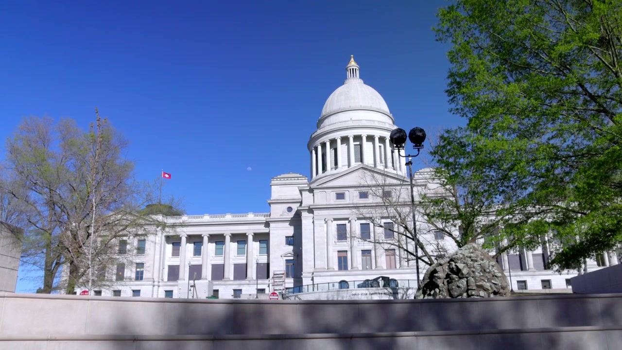 Campidoglio dello stato dell'Arkansas a Little Rock, Arkansas, con ripresa video con gimbal, panoramica media da sinistra a destra