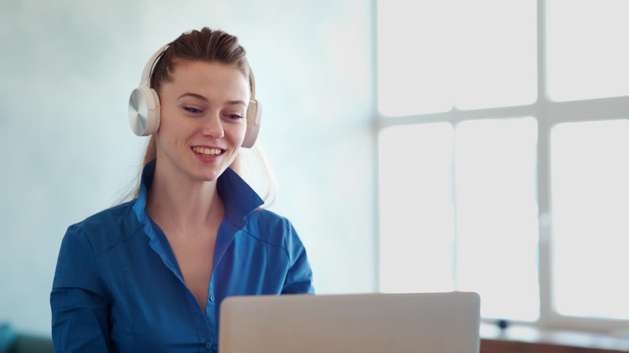 Mujer que trabaja en la computadora portátil