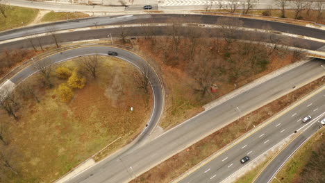 una toma aérea de gran ángulo sobre una intersección de avenida con poco tráfico debido al bloqueo de covid-19 en nueva york