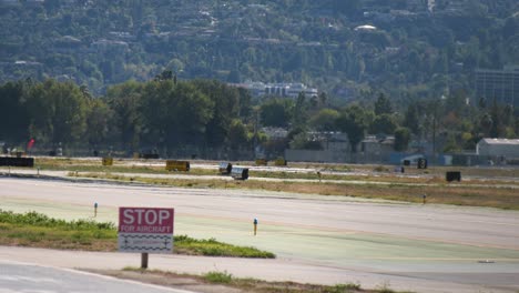 Flugzeuge-Bereiten-Sich-Auf-Den-Kampf-Gegen-Das-Feuer-Vor