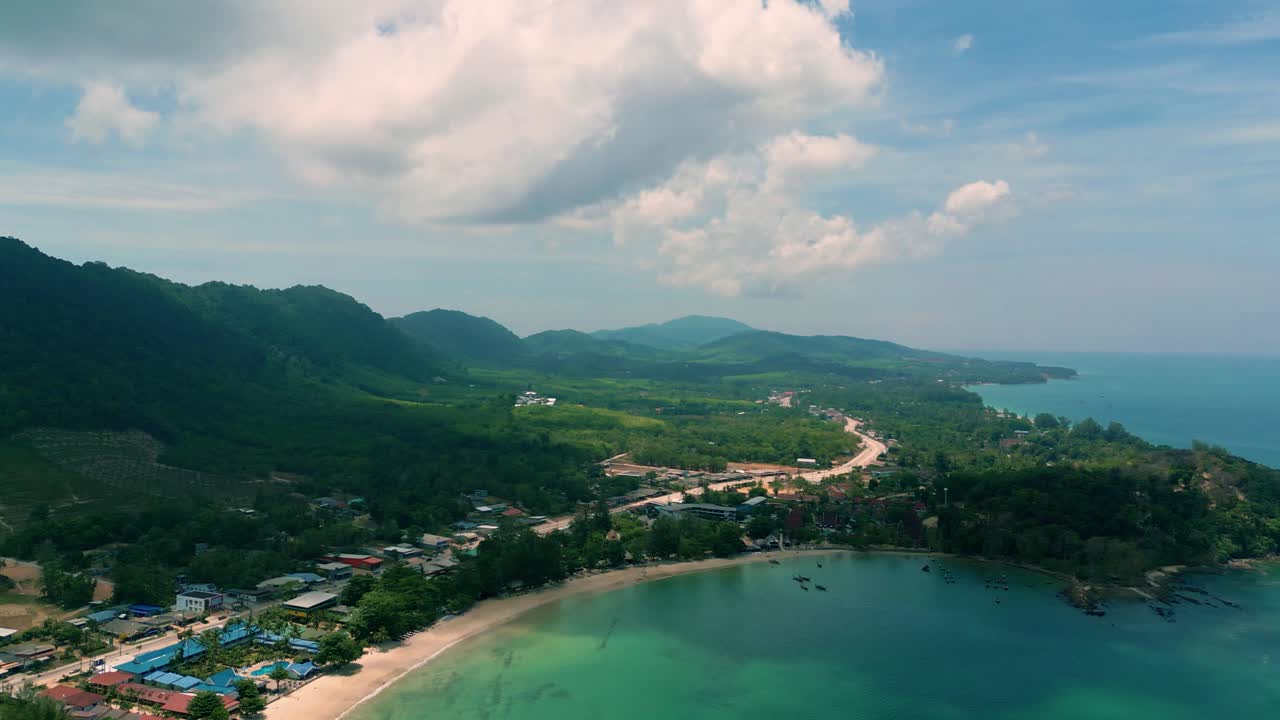 fotografía de drone de naturaleza cinematográfica en 4k de una vista aérea panorámica de las hermosas playas y montañas de la isla de koh lanta en krabi, sur de tailandia, en un día soleado.