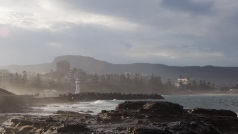 Wasser-Stürzt-In-Felsige-Küste-Des-Leuchtturms-Und-Der-Stadt-Wollongong-NSW