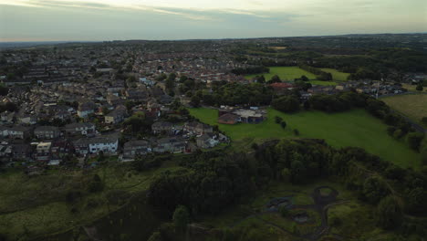 Establecimiento-De-Un-Disparo-Aéreo-Con-Drones-Sobre-Gaisby-En-Los-Suburbios-De-Bradford