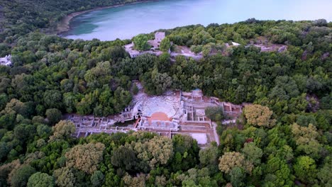 foto aérea del parque nacional de butrint, sitio arqueológico con un antiguo anfiteatro romano