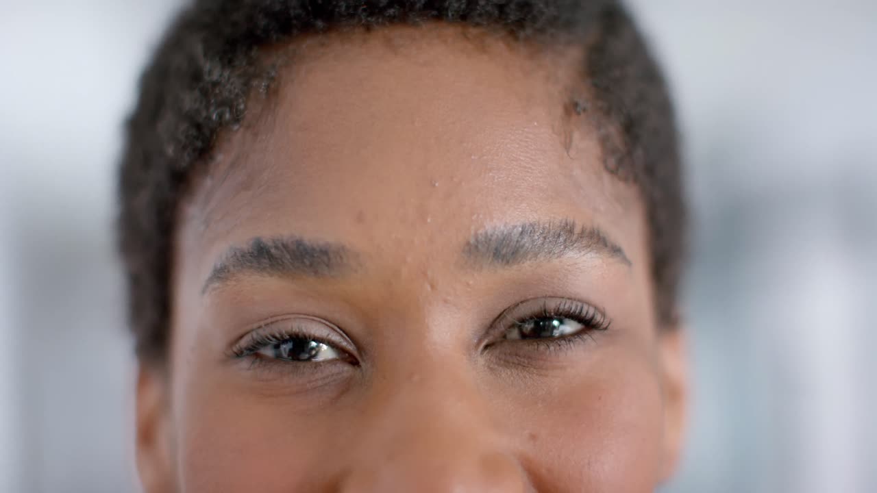 primer plano del retrato de una mujer médica afroamericana mirando a la cámara, cámara lenta