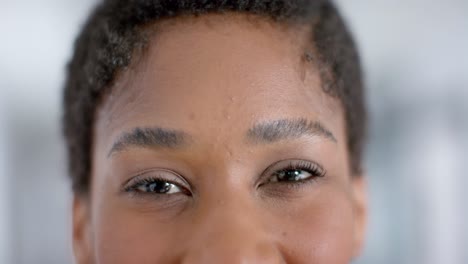 primer plano del retrato de una mujer médica afroamericana mirando a la cámara, cámara lenta