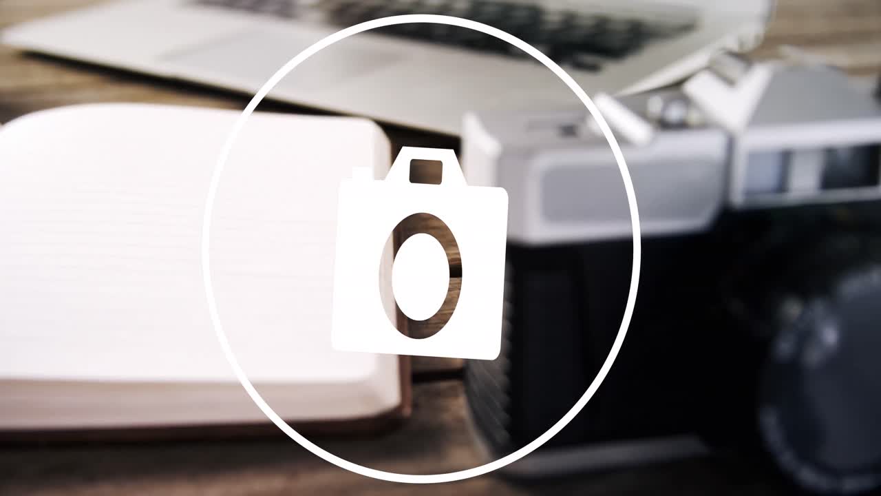 책상 에 있는 카메라 위 에 있는 카메라 아이콘 의 애니메이션