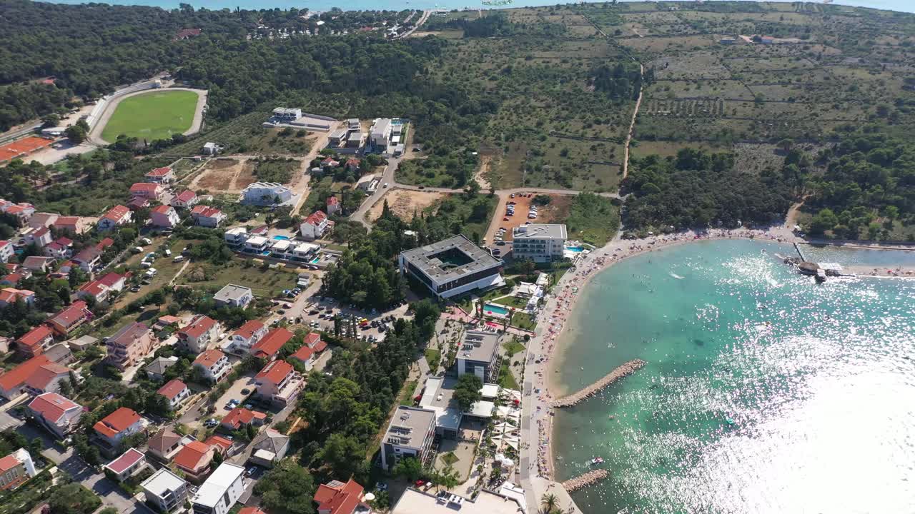 vista de la ciudad de novalja frente al mar en la isla de pag en croacia - toma aérea de drones