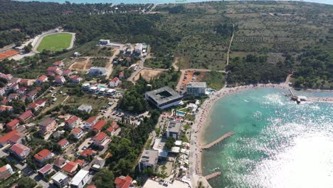 Blick-Auf-Die-Uferpromenade-Der-Stadt-Novalja-Auf-Der-Insel-Pag-In-Kroatien---Drohnenaufnahme-Aus-Der-Luft