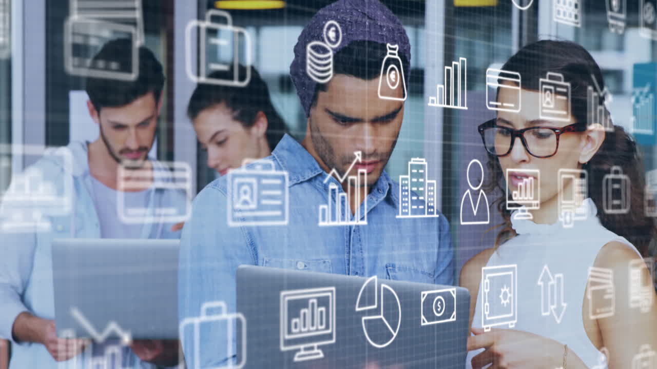 animación de múltiples iconos sobre compañeros de trabajo caucásicos discutiendo informes en la computadora portátil