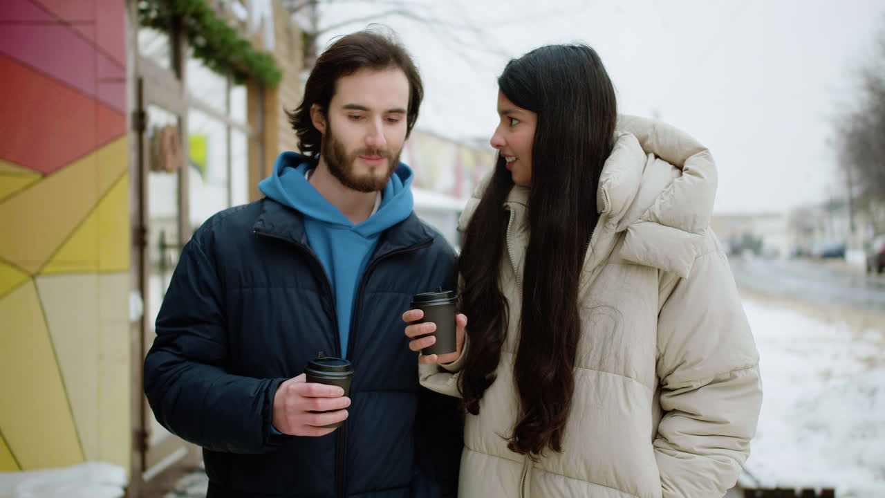 hombre y mujer caminando por la calle