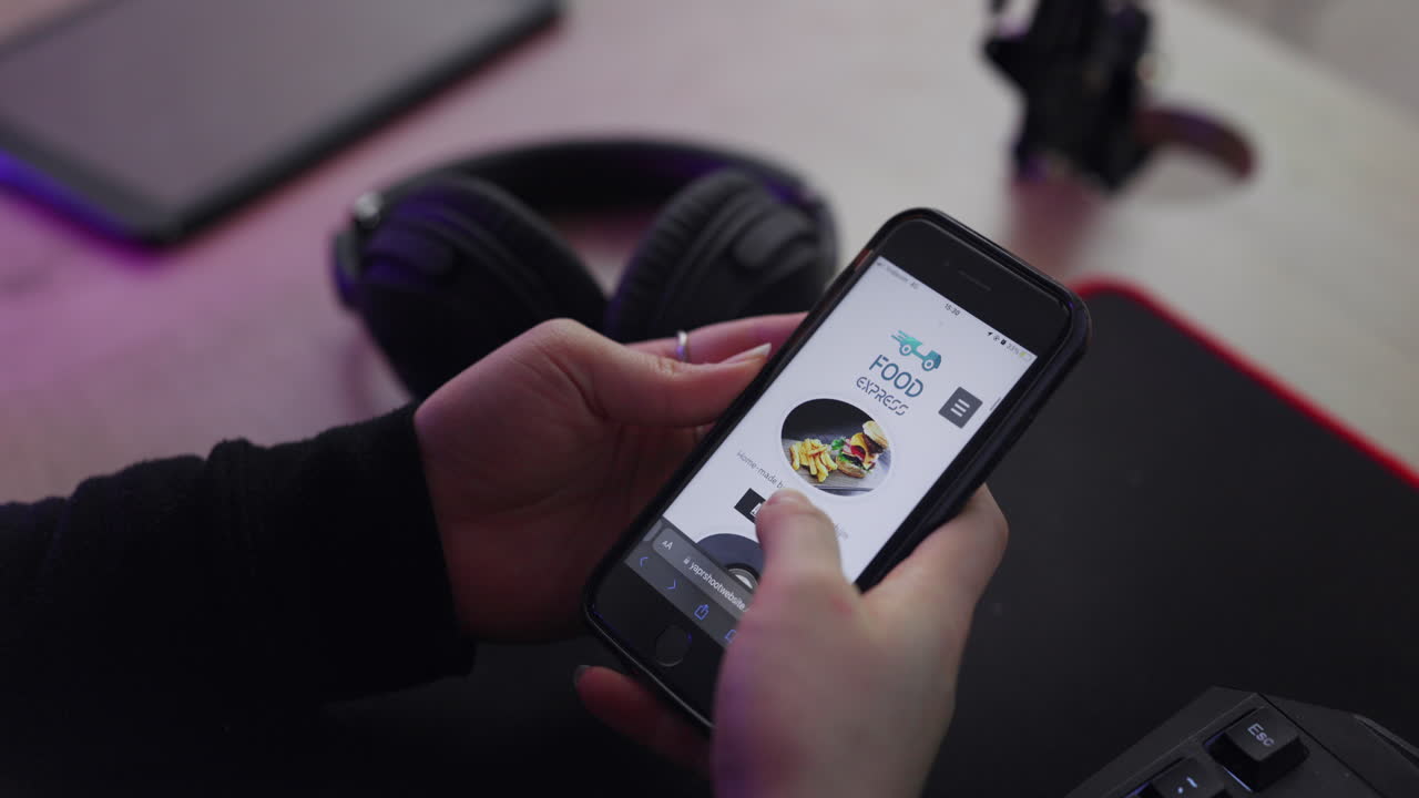 aplicación móvil, teléfono y manos en un sitio web de comida rápida