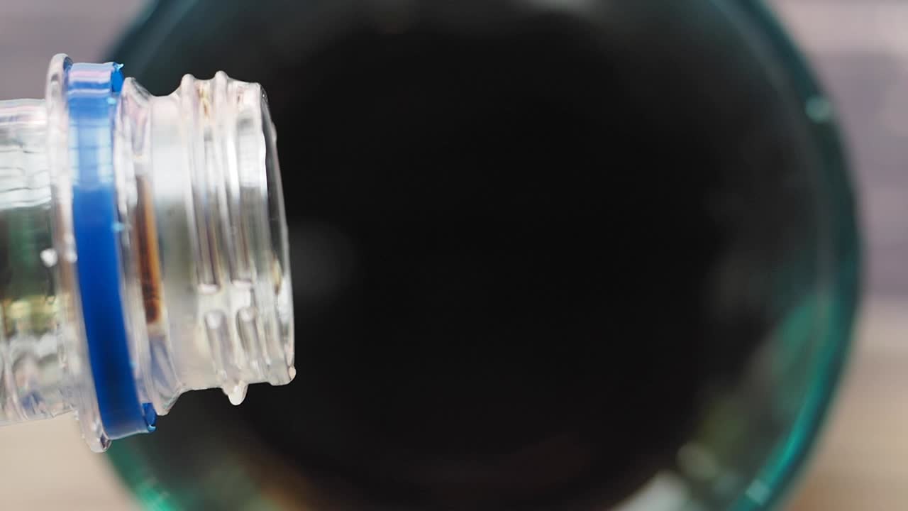 verter líquido en el cuenco