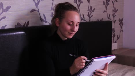 adolescente sentada y resolviendo la tarea escolar