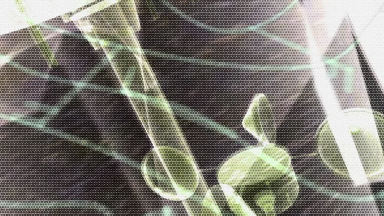 fondo de movimiento que muestra equipos de telecomunicaciones como estación de radiodifusión por satélite fibra óptica cable teléfono inteligente televisión por internet