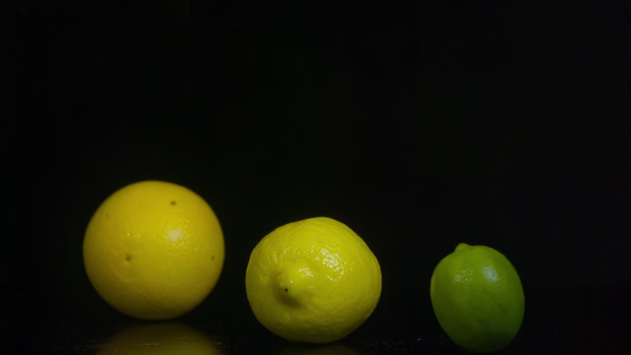 frutas que caen: limones, limas y manzanas