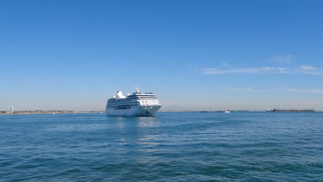 cabalgando por el puerto en un barco y pasando un crucero en la bahía