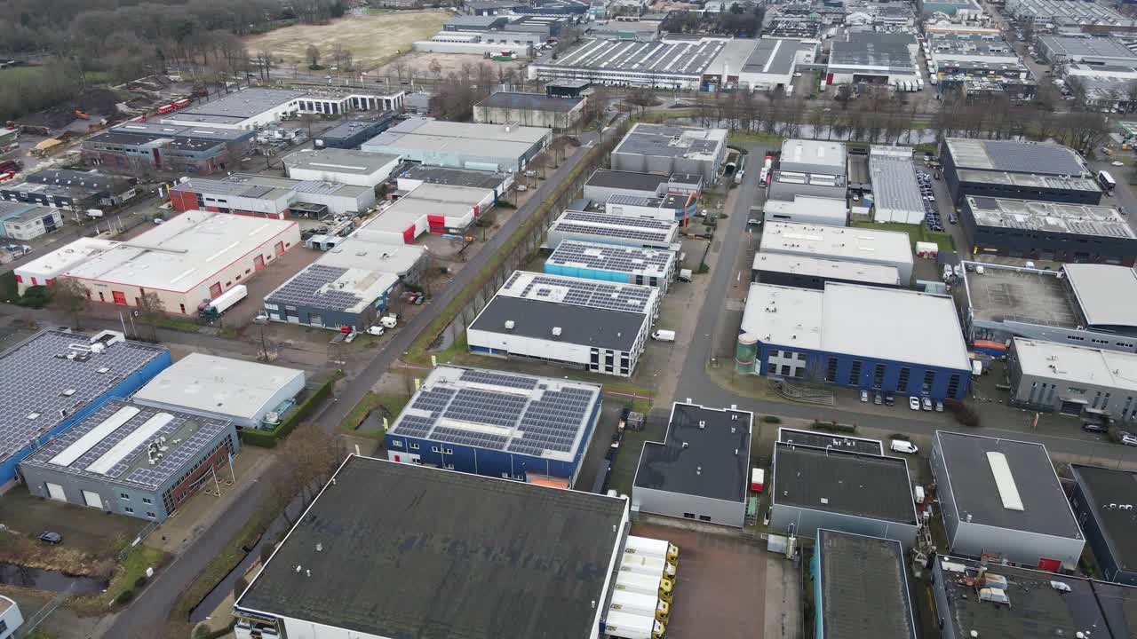 Panoramica aerea di un grande sito industriale con pannelli solari sui tetti degli edifici.