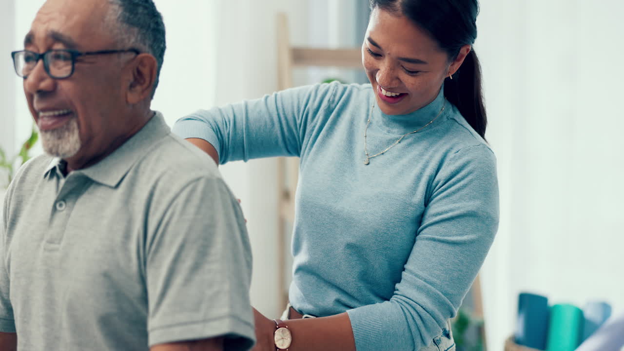 Physiotherapist, senior patient