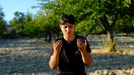 Muslim-praying-in-the-outdoors