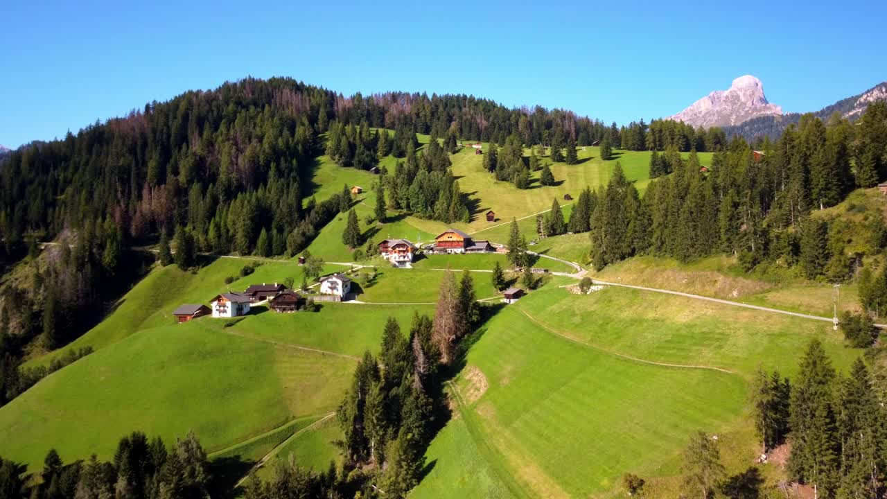hermoso día de verano soleado y altas montañas de dolomitas con un pequeño pueblo