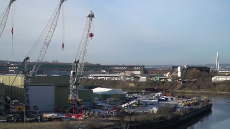 Grúas-Construyendo-Barcos-En-El-Río-Desgaste-En-Sunderland