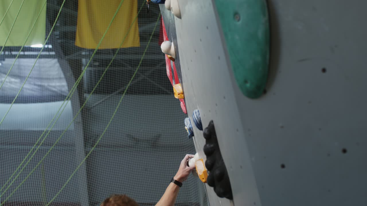 sesión de escalada en un gimnasio de escalada cubierto