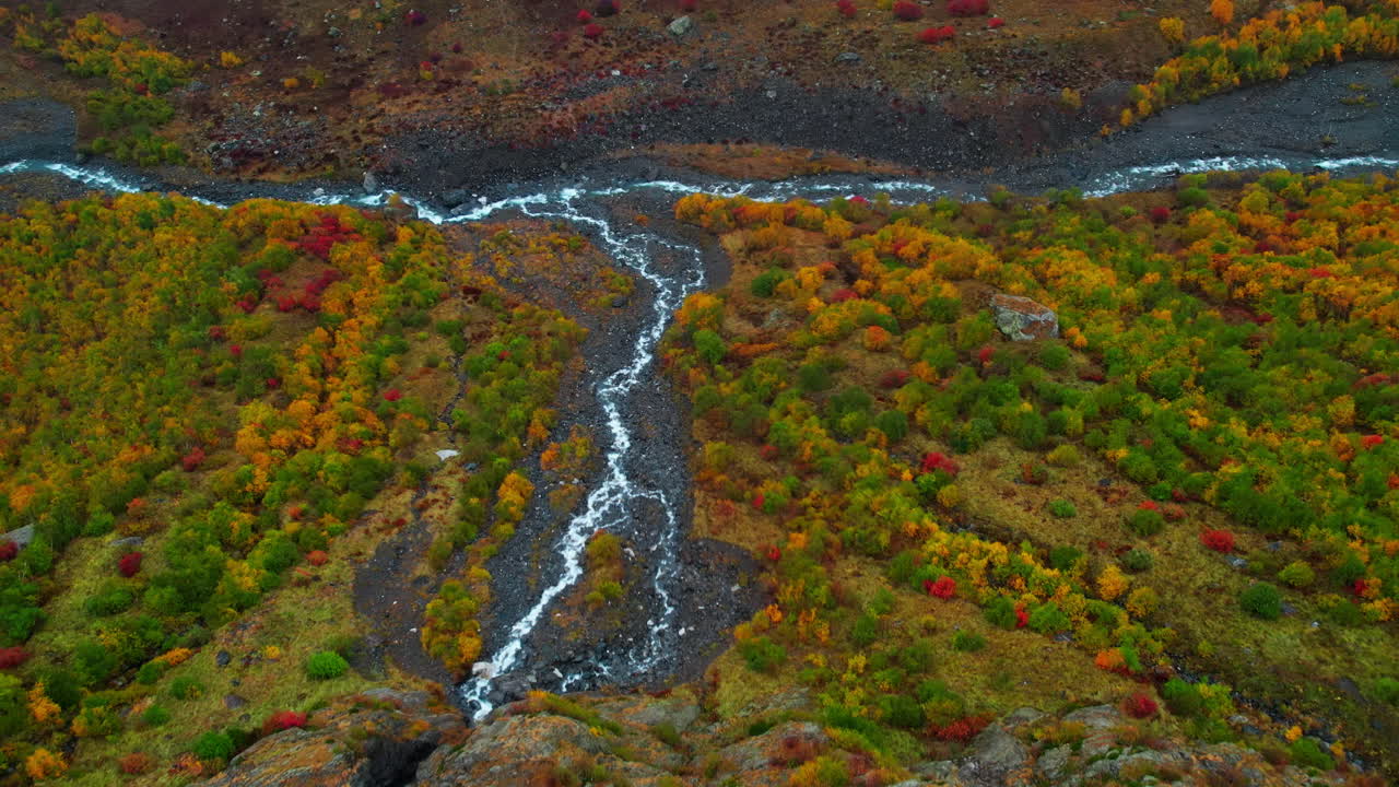paisaje de río de montaña de otoño