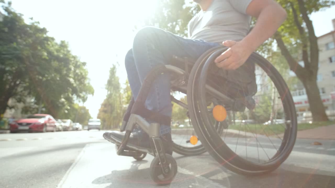 hombre con discapacidad en silla de ruedas cruzando la calle