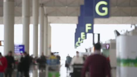 Unscharfe-Ansicht-Chinesischer-Reisepassagiere-In-Der-Check-in-Halle-Der-Fluggesellschaft-Im-Abflugterminal-Von-Hongkong-Am-Internationalen-Flughafen-Chek-Lap-Kok