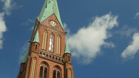 august 2020, schwerin, deutschland: blick von unten auf den hohen turm des schweriner lutherischen doms