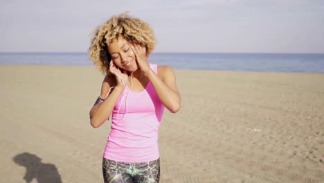 mujer joven feliz jugando en la playa
