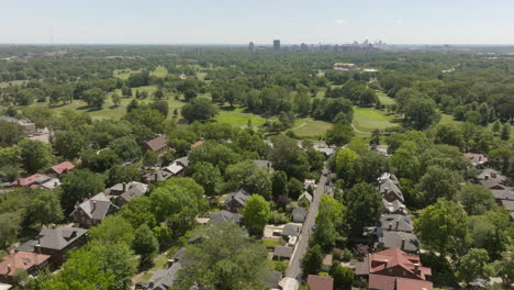 Sobrevuelo-Del-Barrio-De-La-Ciudad-De-Clayton-Y-Parque-Forestal-En-St.