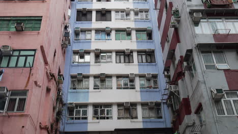 Toma-En-ángulo-Bajo-De-Un-Edificio-Alto-Y-Colorido-Con-Ventana-En-Un-Día-Soleado