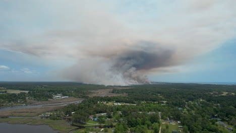 tomada amplia de un incendio forestal por un avión no tripulado, tomada panorámica