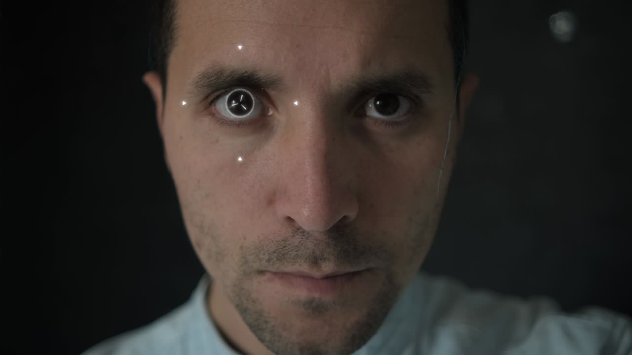 미래의 정교하고 혁신적인 기술 스캐닝과 증강 현실 홀로그램은 개인 안전을 보장하기 위해 얼굴 인식을 위해 젊은이의 얼굴을 스캔합니다.