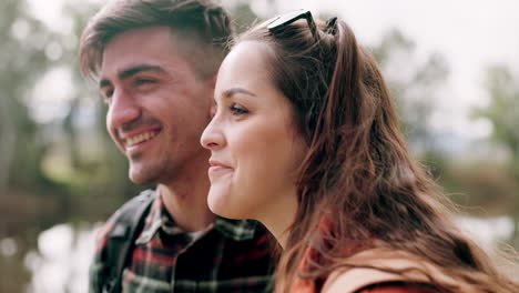 senderismo, pareja sonriendo y abrazándose en la aventura