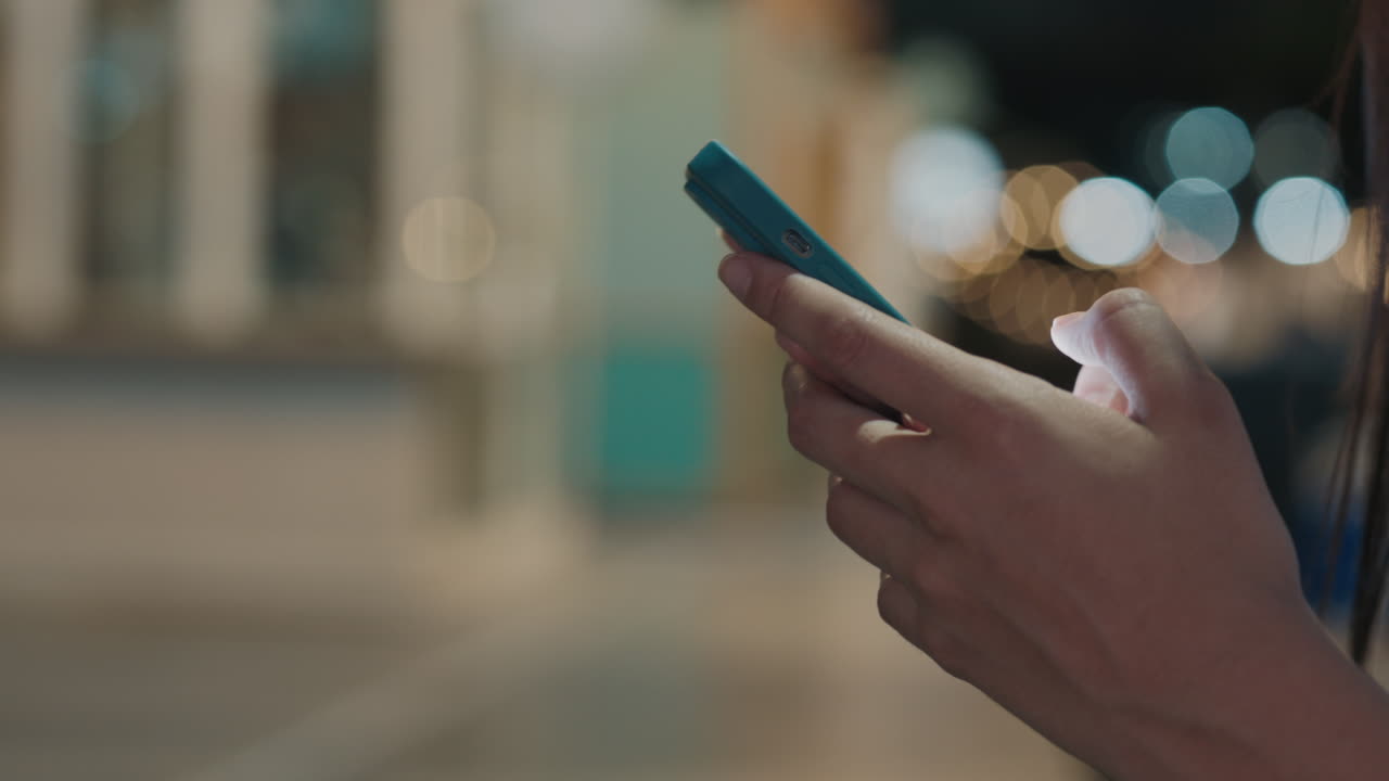 mujer usando teléfono inteligente por la noche