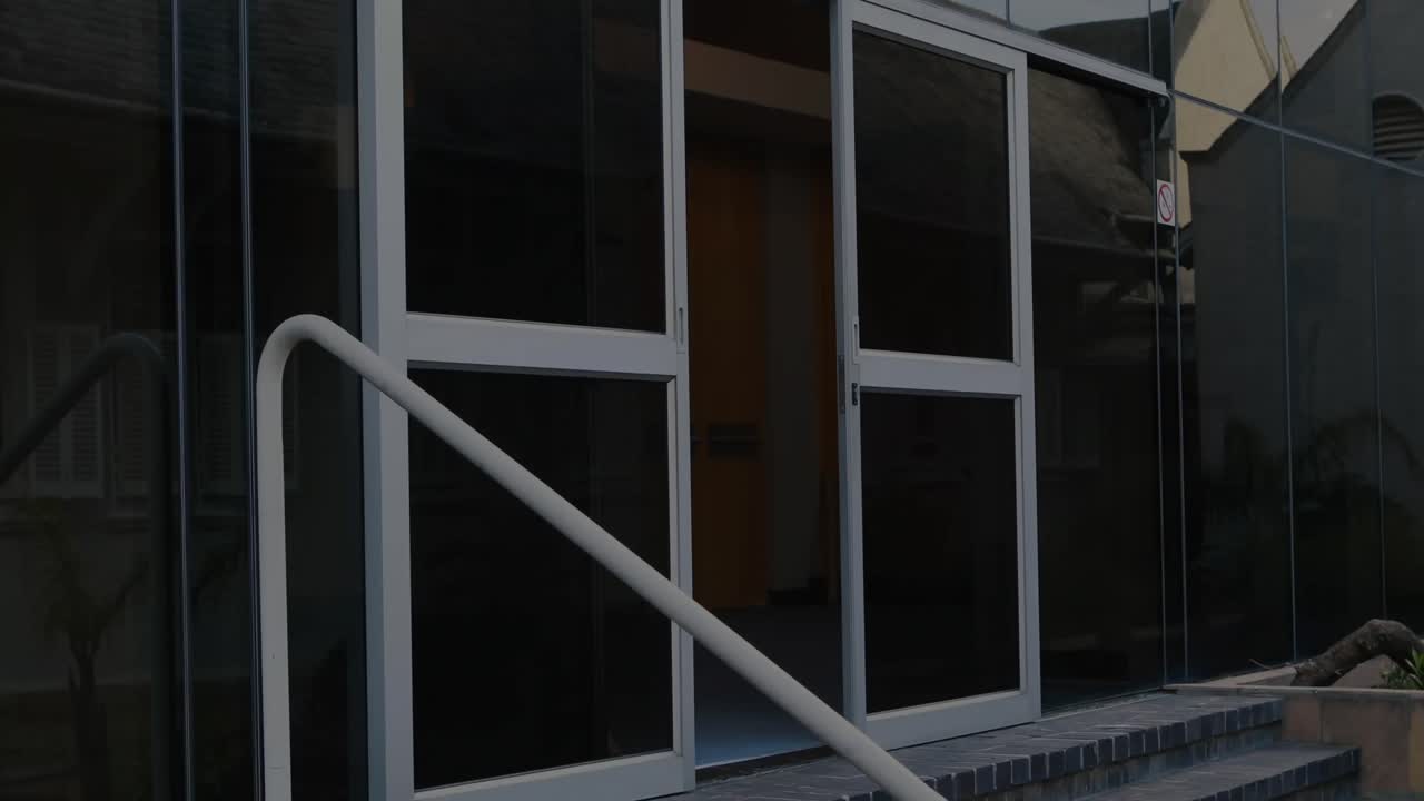 animación de estadística, procesamiento de datos del mercado de valores sobre mujer biracial hablando en teléfono inteligente