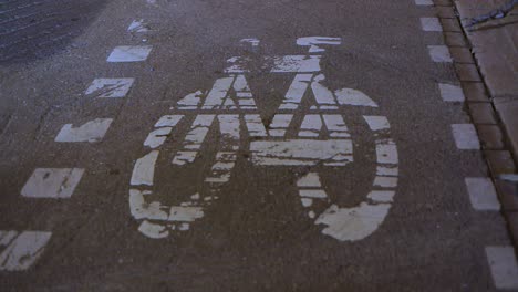 primer plano de un carril para bicicletas en toronto, sombras de automóviles en movimiento