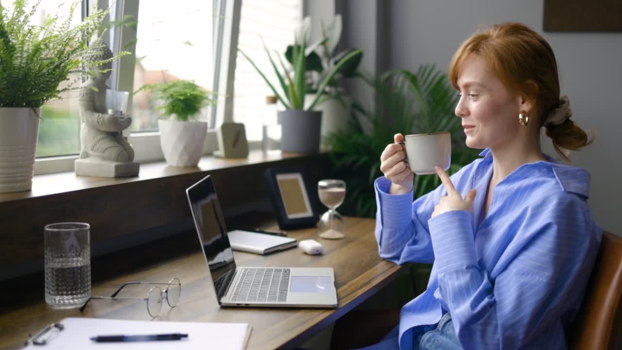 улыбающаяся привлекательная молодая женщина пользователь печатает на ноутбуке