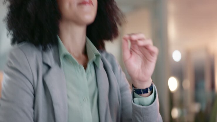 Notte, riflessione e donna al computer in ufficio