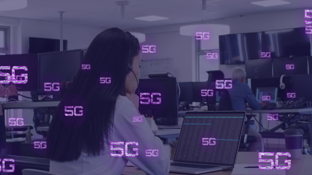 animación de textos 5g sobre mujer asiática usando auriculares de teléfono.