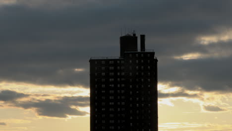 Este-Es-Un-Lapso-De-Tiempo-De-Un-Proyecto-De-Vivienda-En-Bushwick,-Brooklyn,-Nueva-York-Mientras-El-Sol-Se-Pone-Detrás