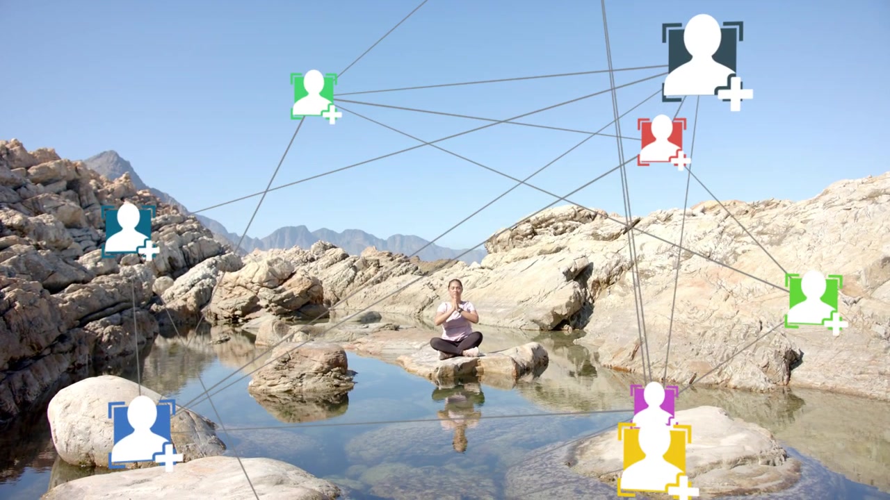 Kayalıkta yoga yapan, kollarını kaldıran ve etrafında teknoloji bağlantılarını haritalayan bir avatar ağı başlatan kadın.