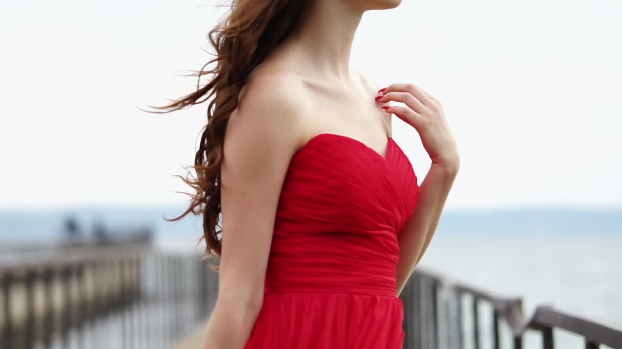 빨간 드레스를 입은 여자