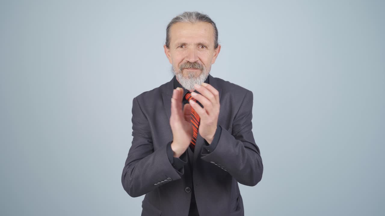 사업가들이 박수를 치고 있습니다.