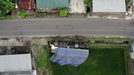 Camión-Volcado-Tirado-De-Costado-Junto-A-Una-Carretera-Estrecha---Parte-Aérea-De-Arriba-Hacia-Abajo-Desde-Un-Dron