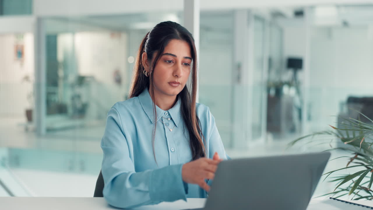 Empresaria estresada y cansada en la oficina