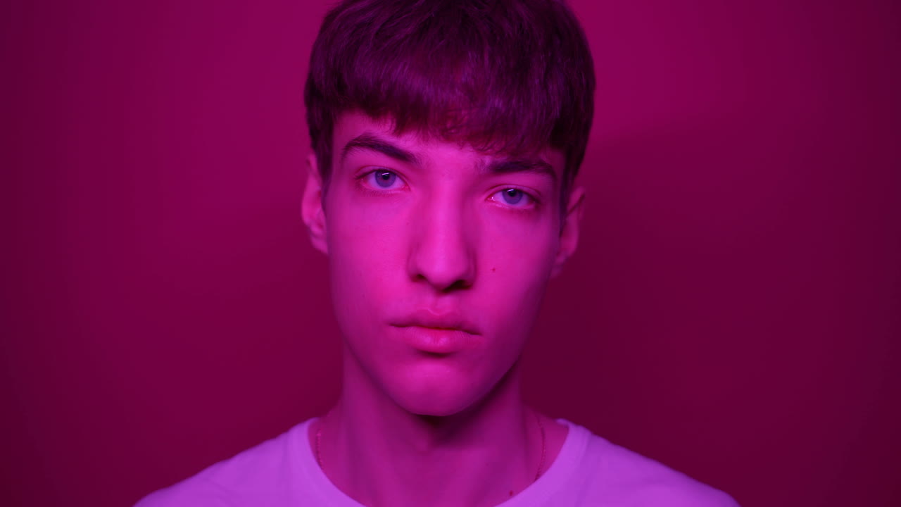 Ritratto di un adolescente con luce rosa